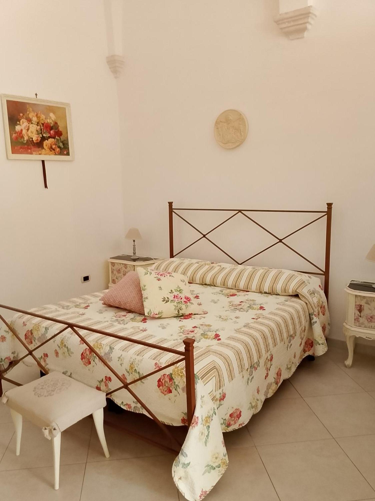 B&B A Due Passi Мартина-Франка Экстерьер фото
